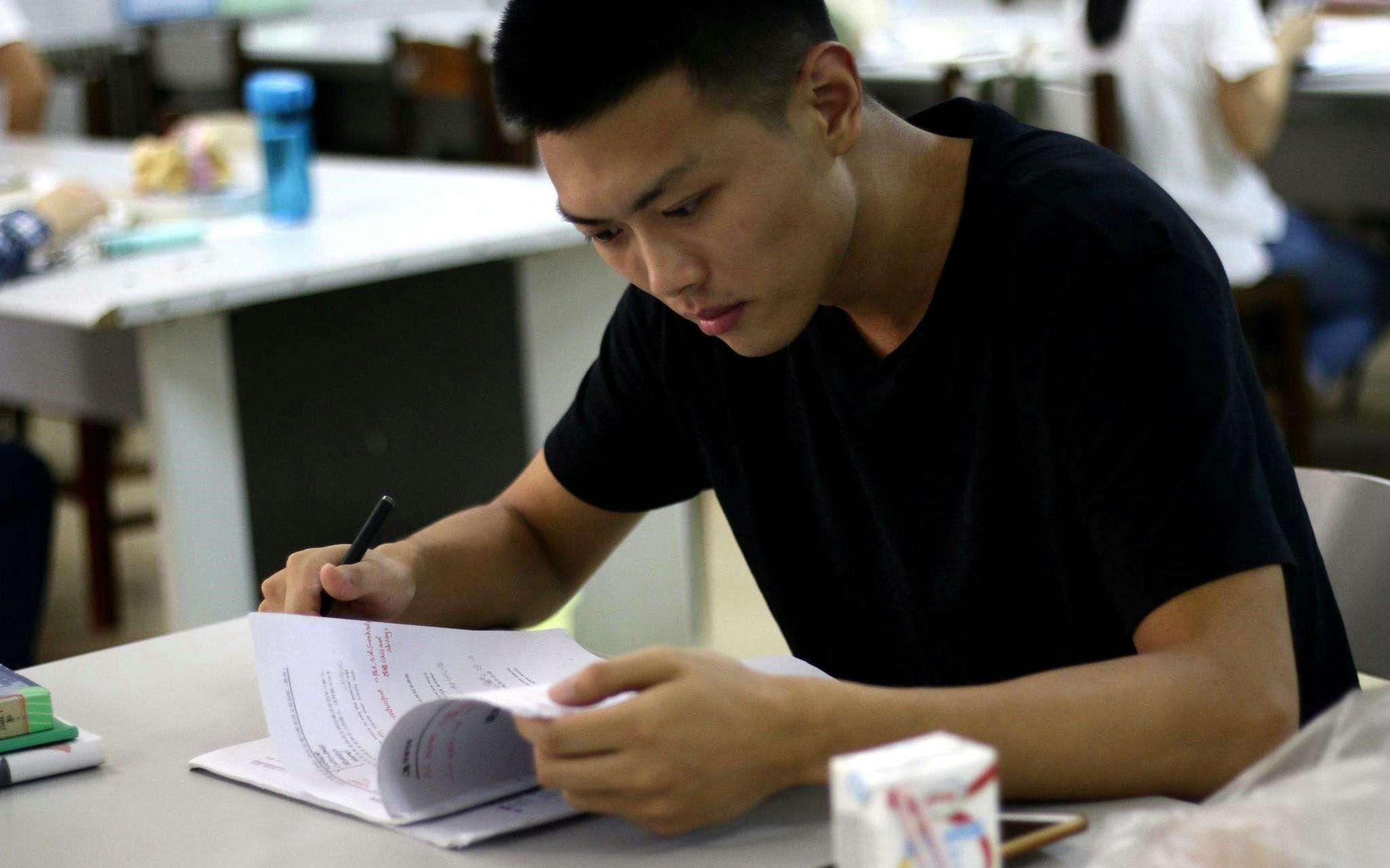 最新公务员法，科技引领治理智能化，重塑未来公务员制度